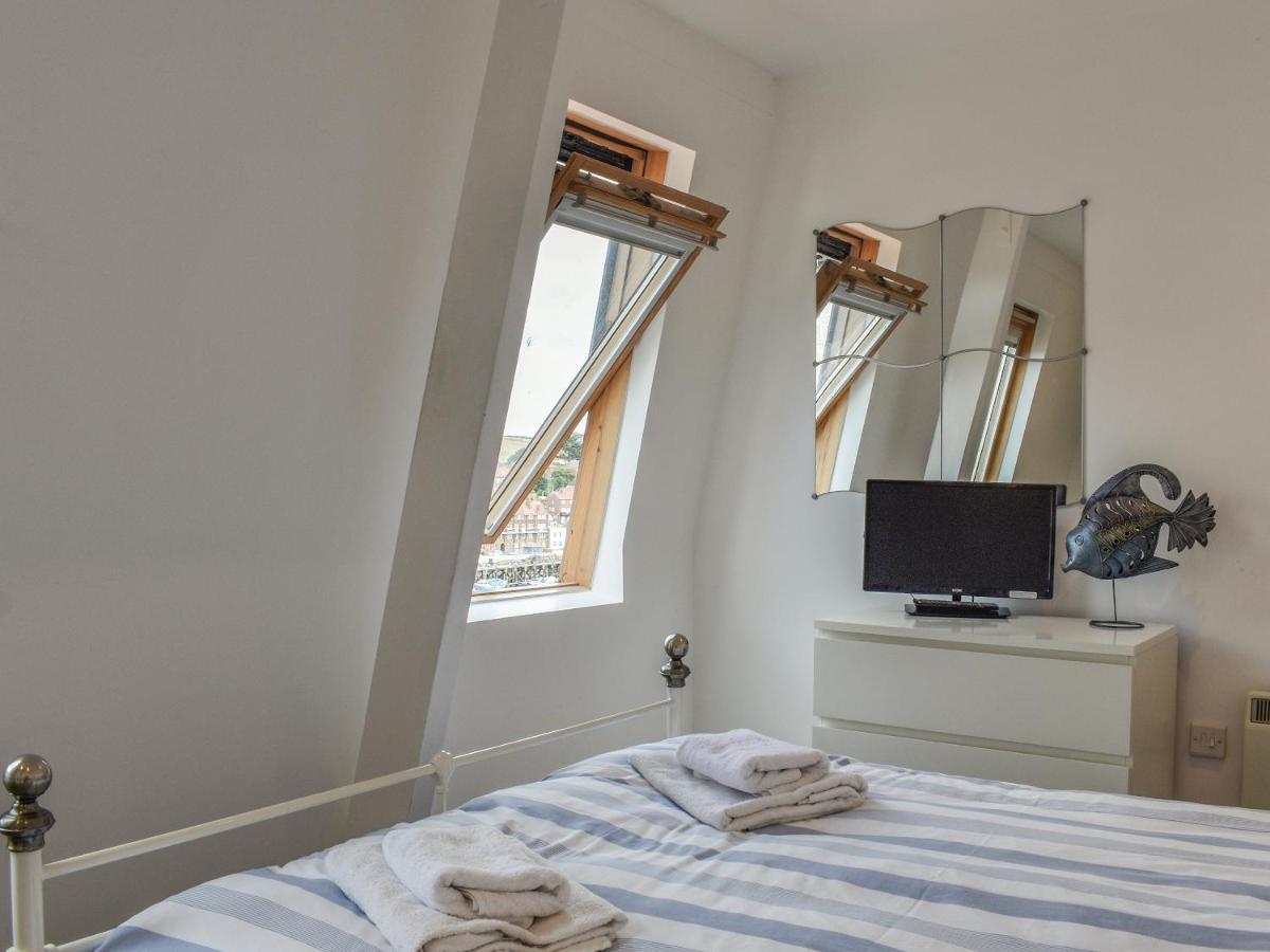 Coast Apartment Уитби Экстерьер фото